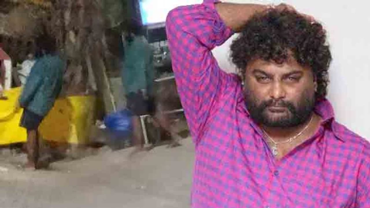 ಎಕ್ಕಡವಿಲ್ಲದೇ ಚೆನ್ನೈ ಬೀದಿ ಅಲೆಯುತ್ತಿರುವ ಹುಚ್ಚ ವೆಂಕಟ್? ಎಕ್ಕಡವಿಲ್ಲದೇ ಚೆನ್ನೈ ಬೀದಿ ಅಲೆಯುತ್ತಿರುವ ಹುಚ್ಚ ವೆಂಕಟ್?