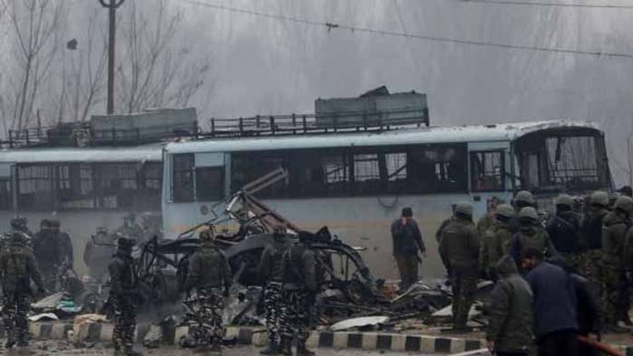 పుల్వామా ఉగ్రదాడి: సూసైడ్ బాంబర్ నడిపిన, ఆ కారుకి ఓనర్ ఇతనే పుల్వామా ఉగ్రదాడి: సూసైడ్ బాంబర్ నడిపిన, ఆ కారుకి ఓనర్ ఇతనే