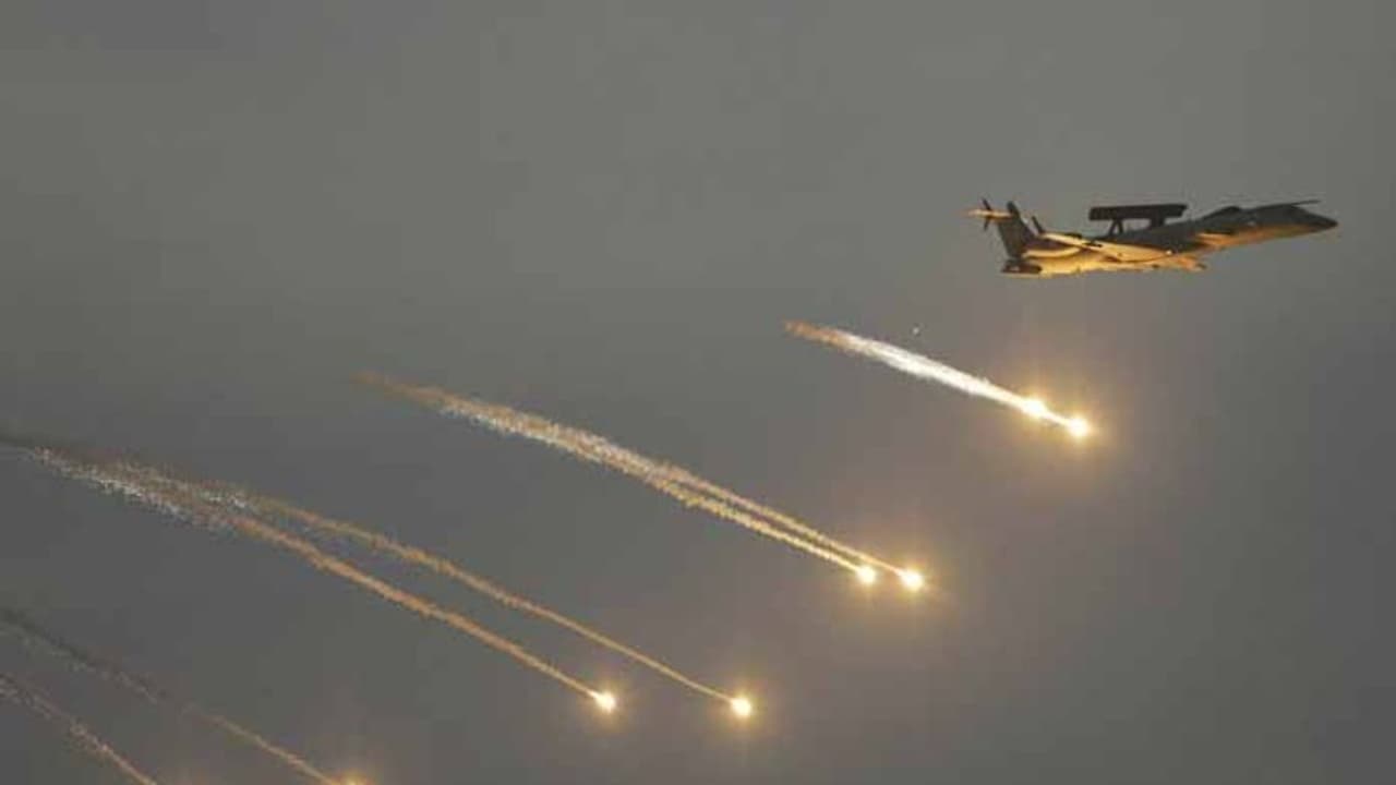 భారత యుద్ధ విమానాలను తరిమి కొట్టాం: పాక్ ఆర్మీ భారత యుద్ధ విమానాలను తరిమి కొట్టాం: పాక్ ఆర్మీ