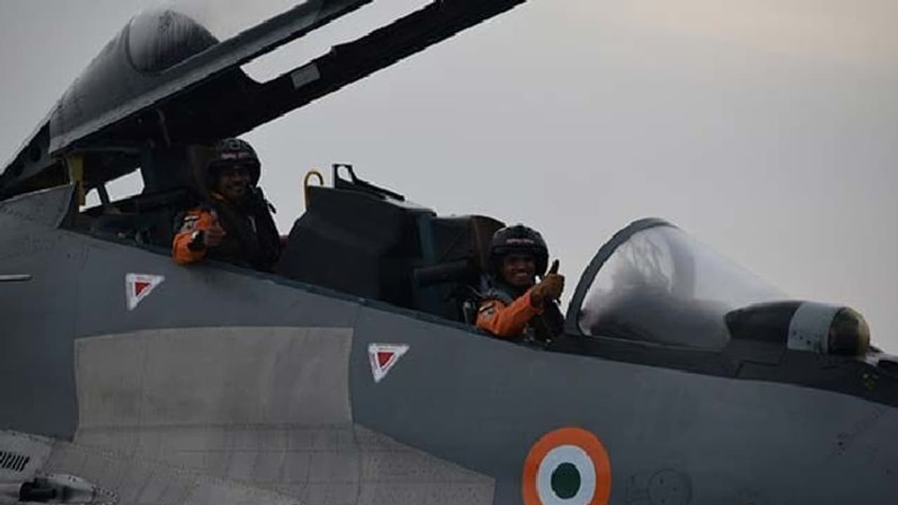 ನಾಲ್ಕು ದಶಕದ ನಂತರ LOC ದಾಟಿದ ಭಾರತದ ಲೋಹದ ಹಕ್ಕಿಗಳು! ನಾಲ್ಕು ದಶಕದ ನಂತರ LOC ದಾಟಿದ ಭಾರತದ ಲೋಹದ ಹಕ್ಕಿಗಳು!