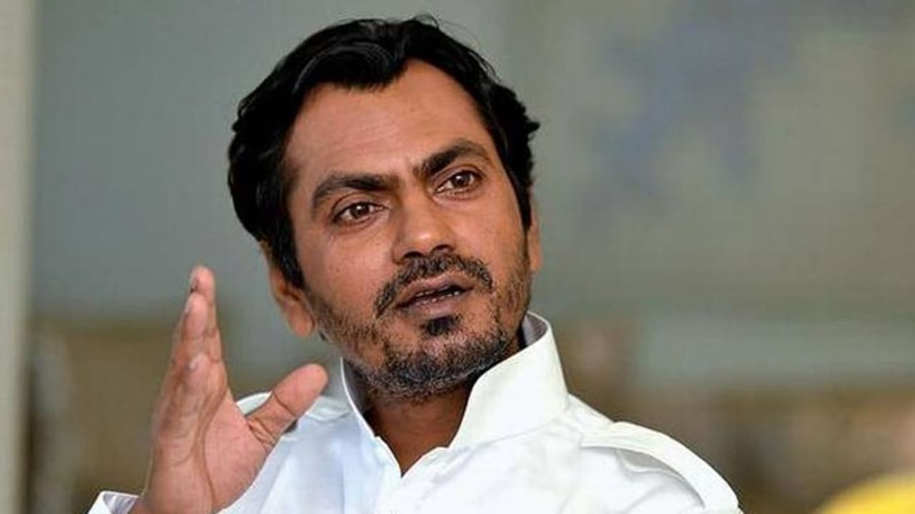 సెల్ఫీ కోసం హీరో పీక పట్టుకున్న అభిమాని! సెల్ఫీ కోసం హీరో పీక పట్టుకున్న అభిమాని!