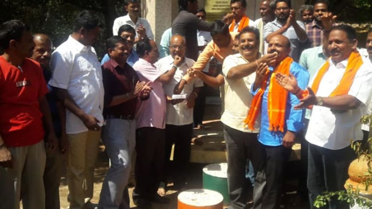 ಪುಲ್ವಾಮಾ ಪ್ರತೀಕಾರ : ಸಿಹಿ ಹಂಚಿ ಸಂಭ್ರಮಿಸಿದ ಹುಬ್ಬಳ್ಳಿ ಧಾರವಾಡದ ಜನ