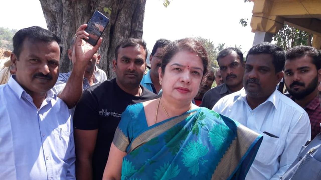 ಸ್ವ ಕ್ಷೇತ್ರದಲ್ಲಿ ಶಾಸಕಿ ಅನಿತಾ ಕುಮಾರಸ್ವಾಮಿ ವಿರುದ್ಧ ಆಕ್ರೋಶ