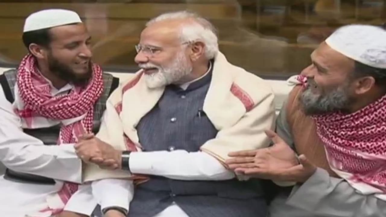 ...जब मेट्रो में पीएम मोदी से हाथ मिलाने के लिए लग गई होड़