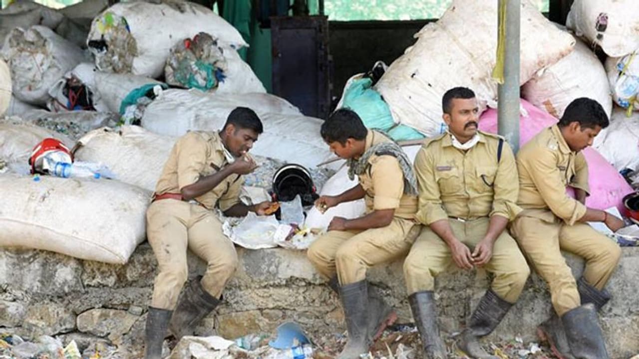 വാഴ്ത്തപ്പെടാതെ പോകുന്ന ധീരന്മാർ; ഇത് കൊച്ചിയെ അഗ്നിയില് നിന്ന് രക്ഷിച്ചവര് വാഴ്ത്തപ്പെടാതെ പോകുന്ന ധീരന്മാർ; ഇത് കൊച്ചിയെ അഗ്നിയില് നിന്ന് രക്ഷിച്ചവര്