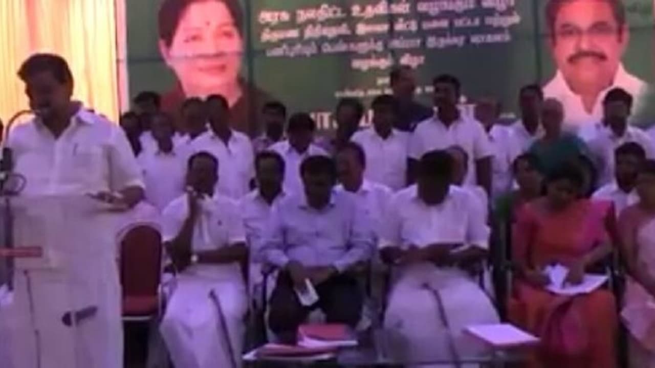 நீ என்ன .... புடுங்குற... தேர்தல் அதிகாரியை தகாத வார்த்தைகளால் திட்டித் தீர்த்த அதிமுக அமைச்சர் வீடியோ..!