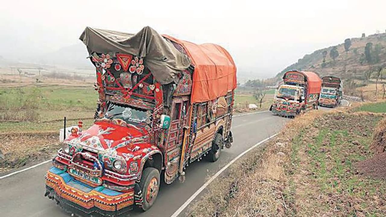 ಗಡಿನಿಯಂತ್ರಣ ರೇಖೆ ಬಳಿ ಎಂದಿನಂತೆ ವಹಿವಾಟು! ಗಡಿನಿಯಂತ್ರಣ ರೇಖೆ ಬಳಿ ಎಂದಿನಂತೆ ವಹಿವಾಟು!