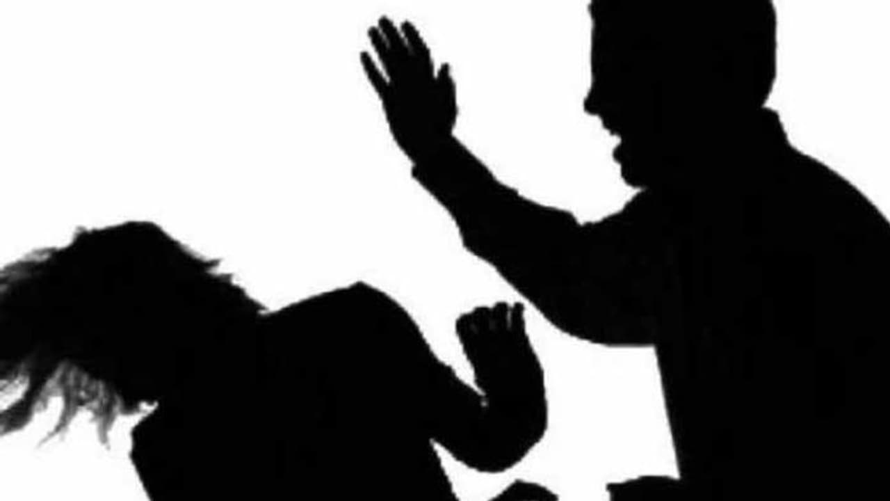 స్థలం కోసం: మహిళను వివస్త్రను చేసి చెట్టుకు కట్టి, చిత్రహింసలు స్థలం కోసం: మహిళను వివస్త్రను చేసి చెట్టుకు కట్టి, చిత్రహింసలు