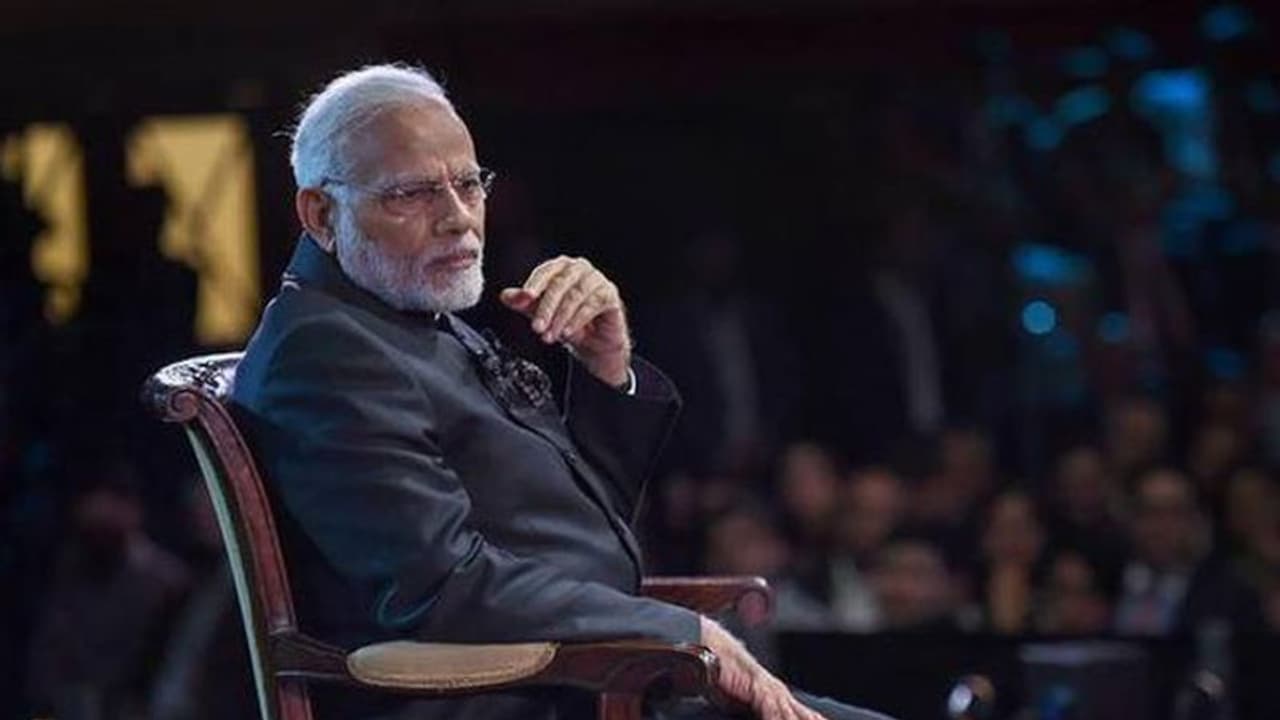 பிரதமர் மோடி ஸ்டன்ட் மாஸ்டர்... எல்லை மீறி புகழும் அமைச்சர்..! பிரதமர் மோடி ஸ்டன்ட் மாஸ்டர்... எல்லை மீறி புகழும் அமைச்சர்..!