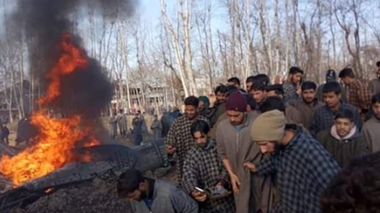 ಕಾಶ್ಮೀರದಲ್ಲಿ ಮಿಗ್ 21 ಫೈಟರ್ ಜೆಟ್ ಪತನ, ಇಬ್ಬರು ಪೈಲೆಟ್ ಸಾವು ಕಾಶ್ಮೀರದಲ್ಲಿ ಮಿಗ್ 21 ಫೈಟರ್ ಜೆಟ್ ಪತನ, ಇಬ್ಬರು ಪೈಲೆಟ್ ಸಾವು