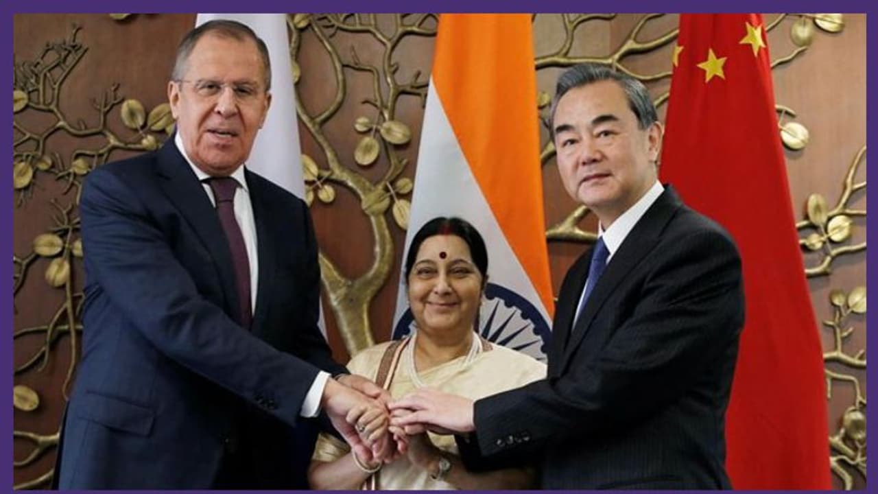 ഭീകരവാദം നേരിടാന് ഒന്നിച്ച് നില്ക്കണമെന്ന് ഇന്ത്യ, റഷ്യ, ചൈന സംയുക്ത പ്രസ്താവന ഭീകരവാദം നേരിടാന് ഒന്നിച്ച് നില്ക്കണമെന്ന് ഇന്ത്യ, റഷ്യ, ചൈന സംയുക്ത പ്രസ്താവന