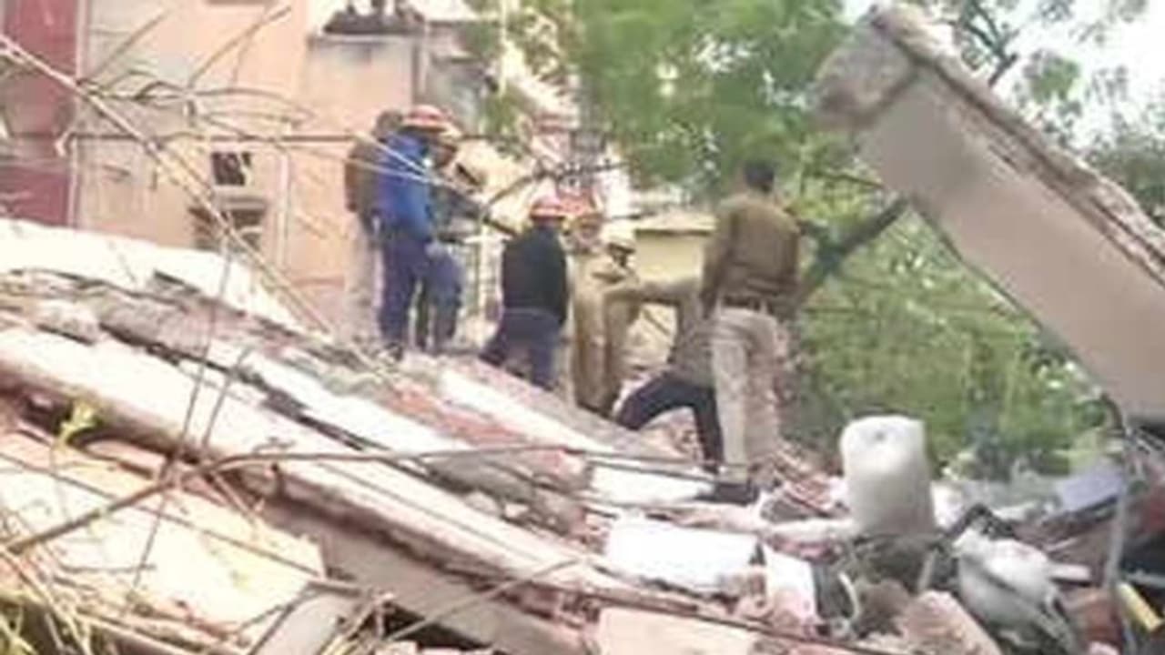 ദില്ലിയിൽ നാല് നില കെട്ടിടം തകർന്നു വീണു; ആളപായമില്ല ദില്ലിയിൽ നാല് നില കെട്ടിടം തകർന്നു വീണു; ആളപായമില്ല