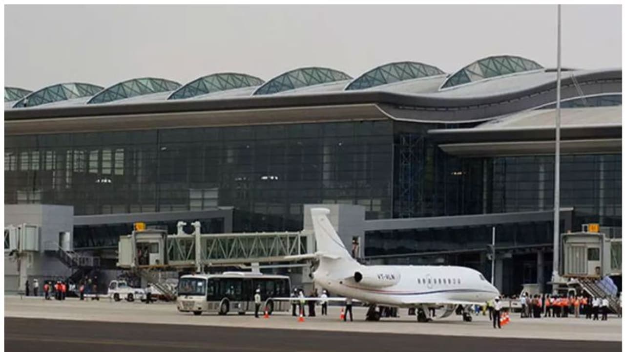 അതിർത്തിയിലെ സംഘർഷം; സുപ്രധാന തീരുമാനവുമായി എയർപോര്ട്ട് അതോറിറ്റി, അടച്ചിട്ട 32 വിമാനത്താവളങ്ങളും തുറന്നു അതിർത്തിയിലെ സംഘർഷം; സുപ്രധാന തീരുമാനവുമായി എയർപോര്ട്ട് അതോറിറ്റി, അടച്ചിട്ട 32 വിമാനത്താവളങ്ങളും തുറന്നു