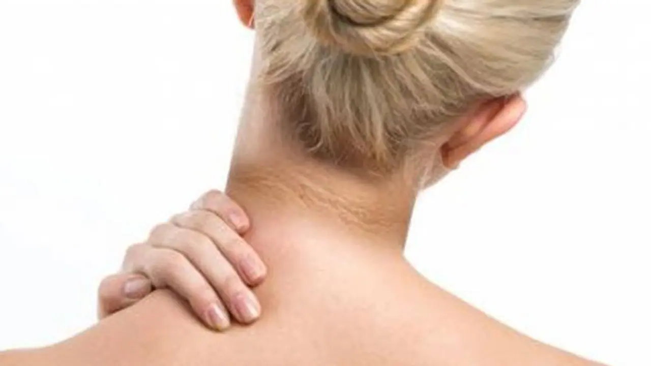 വെറും രണ്ട് ചേരുവകൾ കൊണ്ട് കഴുത്തിന് ചുറ്റുമുള്ള കറുപ്പ് അകറ്റാം 