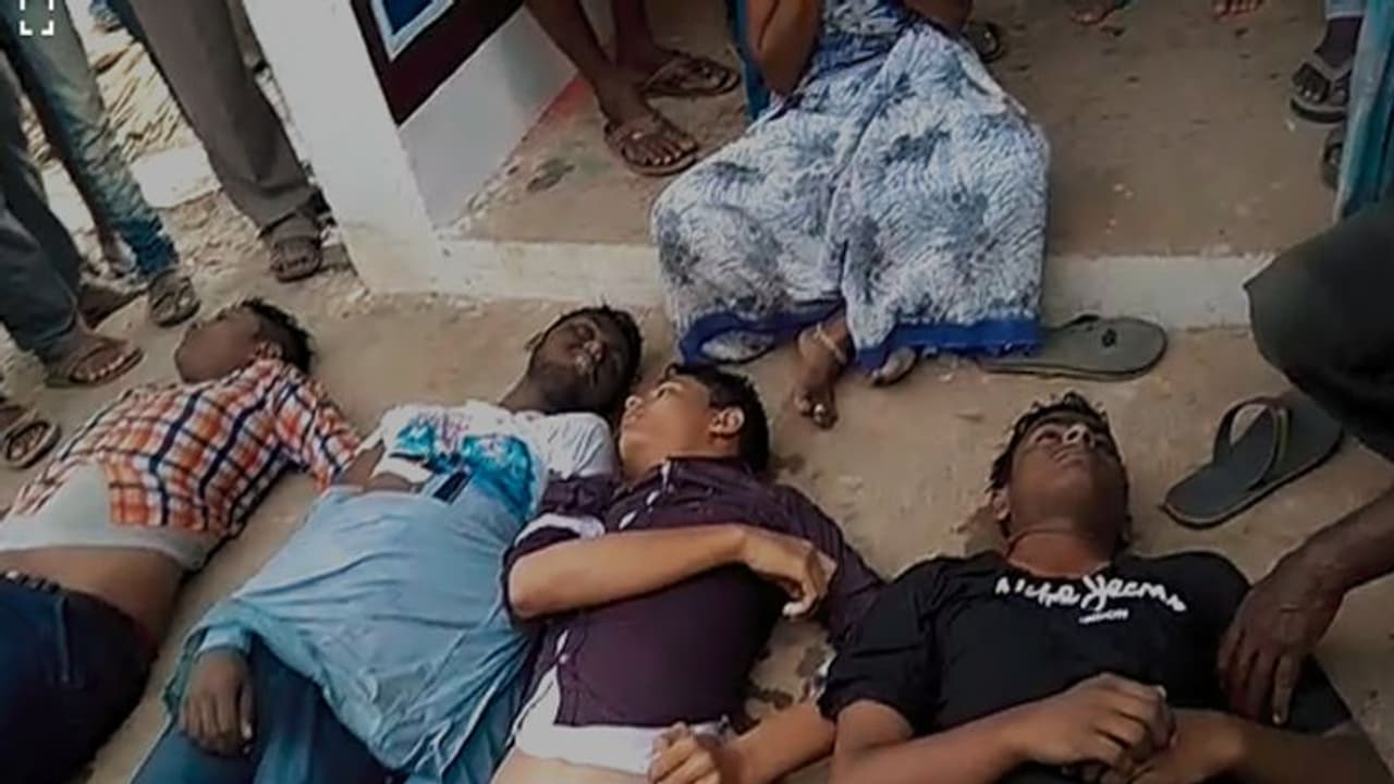 కోదాడలో విషాదం...చెరువులో మునిగి నలుగురు యువకులు మృతి (వీడియో) కోదాడలో విషాదం...చెరువులో మునిగి నలుగురు యువకులు మృతి (వీడియో)