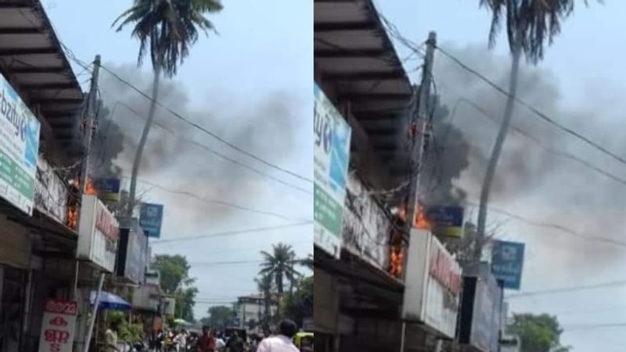 അമ്പലപ്പുഴയില് വൈദ്യുതി പോസ്റ്റിന് തീപിടിച്ചു അമ്പലപ്പുഴയില് വൈദ്യുതി പോസ്റ്റിന് തീപിടിച്ചു