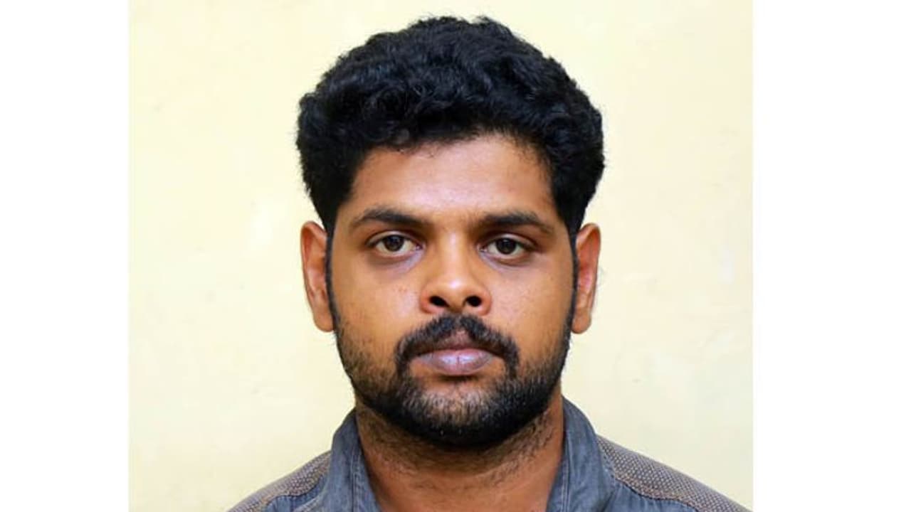 ബസിന്റെ സ്പെയര് പാർട്സുകള് മോഷ്ടിക്കുന്ന വിരുതന്; ഒടുവില് പിടിയില് ബസിന്റെ സ്പെയര് പാർട്സുകള് മോഷ്ടിക്കുന്ന വിരുതന്; ഒടുവില് പിടിയില്