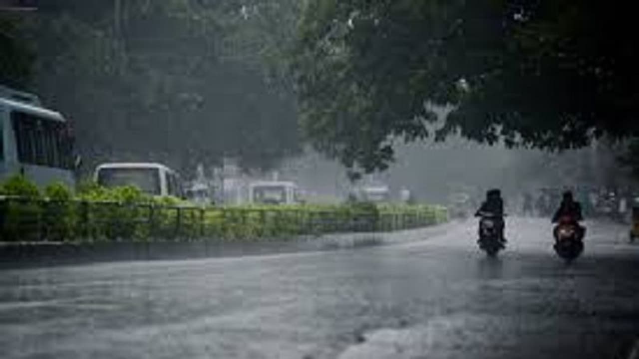 ರಾಜ್ಯದ ವಿವಿಧ ಜಿಲ್ಲೆಗಳಲ್ಲಿ ಬೇಸಿಗೆ ಮಳೆ : ಮೂರು ಬಲಿ ರಾಜ್ಯದ ವಿವಿಧ ಜಿಲ್ಲೆಗಳಲ್ಲಿ ಬೇಸಿಗೆ ಮಳೆ : ಮೂರು ಬಲಿ