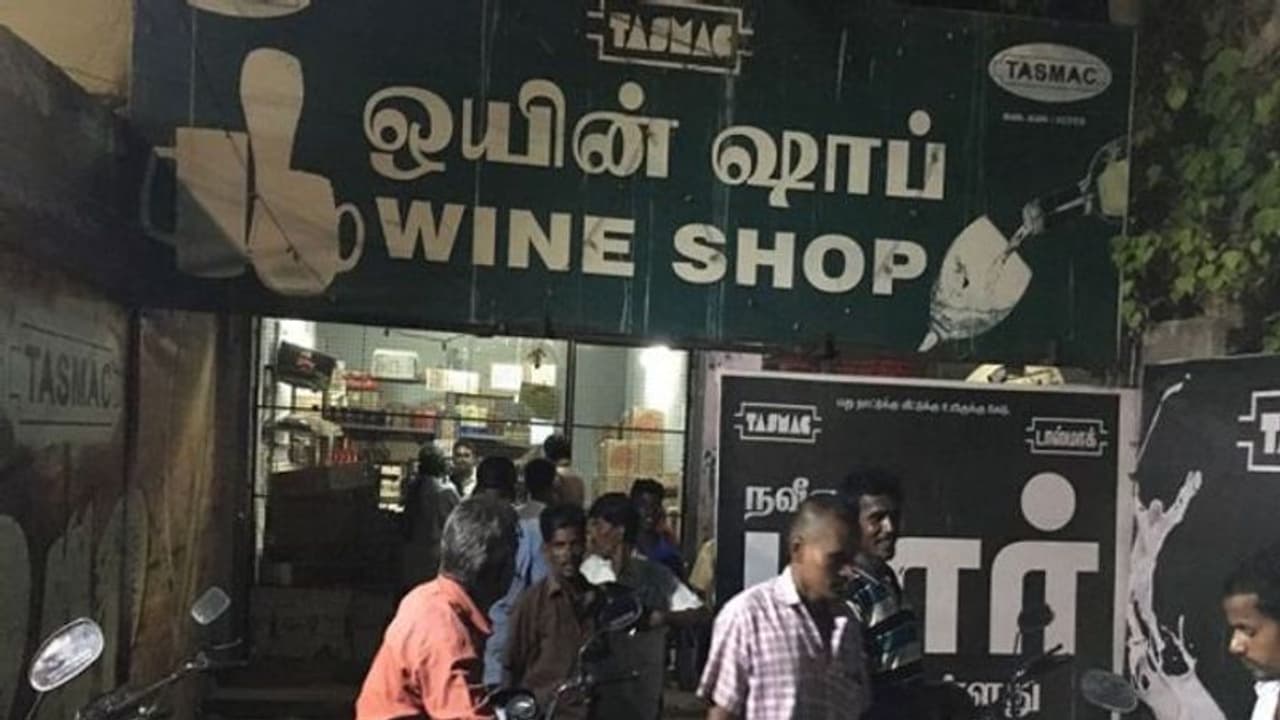 அப்படித்தான்.. அதிக விலைக்கு சரக்கு விற்பேன்..! டாஸ்மாக் ஊழியருக்கு ‘ஆப்பு’ அடித்த அரசாங்கம்…