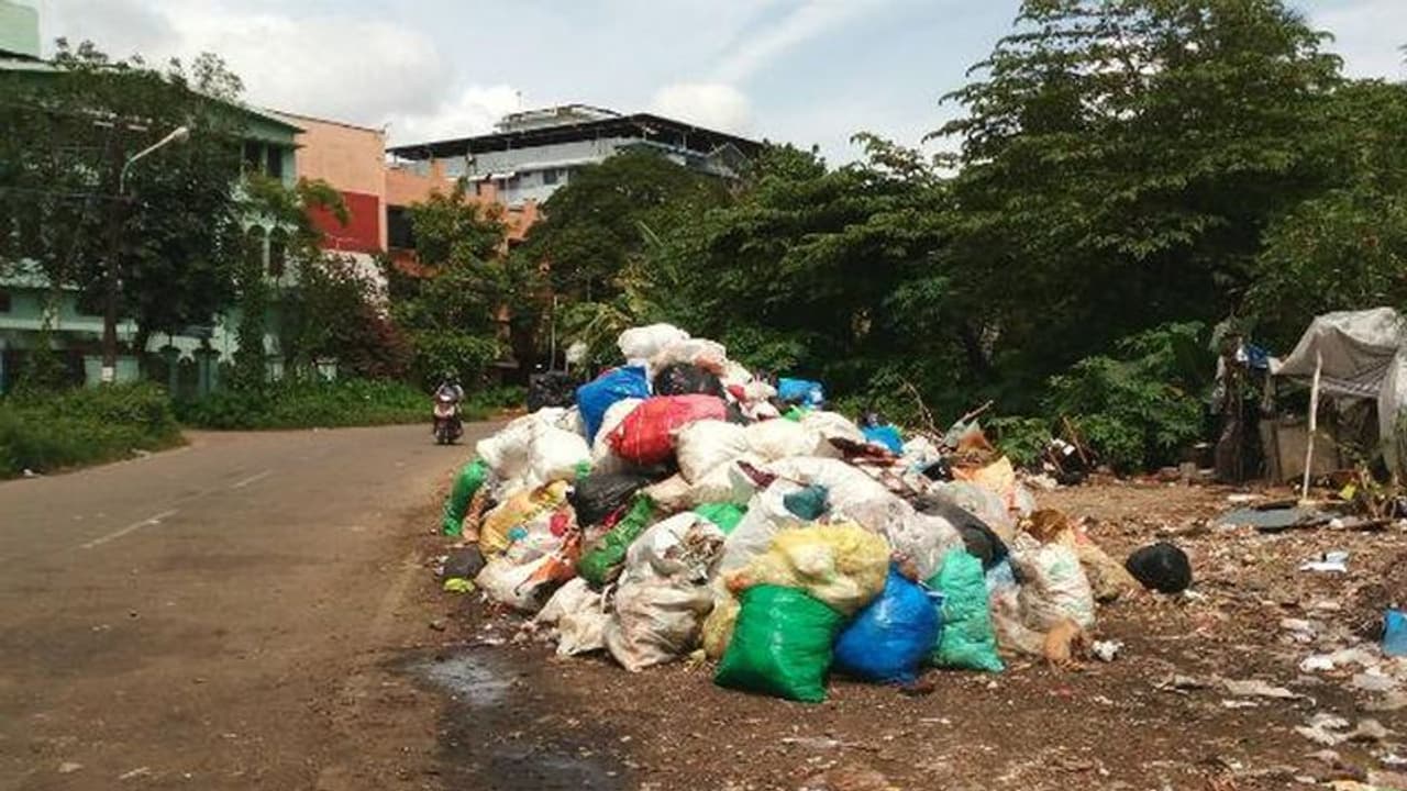 ಹೆದ್ದಾರಿಯಲ್ಲಿ ಎಸೆದವರಿಂದಲೇ ಕಸ ಹೆಕ್ಕಿಸಿದ ‘ಸ್ವಚ್ಛ ಸುಳ್ಯ’ ತಂಡ!