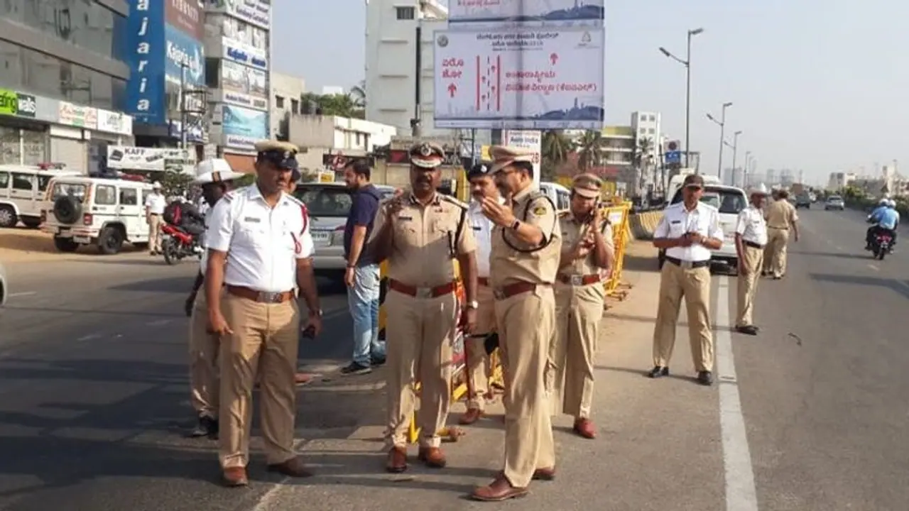 ಗೊತ್ತಿಲ್ದೇ ಇರೋ ಟ್ರಾಫಿಕ್ ನಿಯಮ ಅಪರಿಚಿತರಿಗೆ ಲಿಫ್ಟ್, ಕಾರಿನಲ್ಲಿ ಟಿವಿ ನಿಷೇಧ!