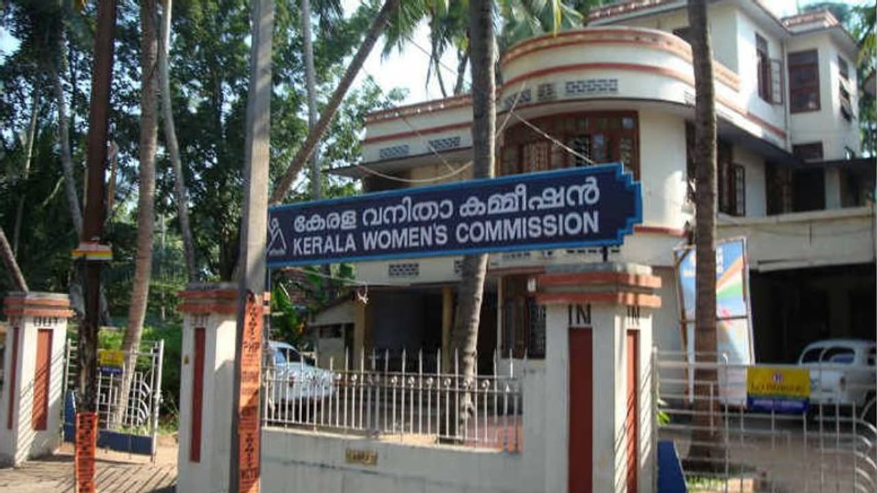 ഒറ്റപ്പെട്ട് പോയ കേരളത്തിലെ വനിതകള്‍ നേരിടുന്ന വിവിധ പ്രശ്‌നങ്ങള്‍; വനിതാ കമ്മിഷന്‍ പബ്ലിക് ഹിയറിംഗ് 25ന്