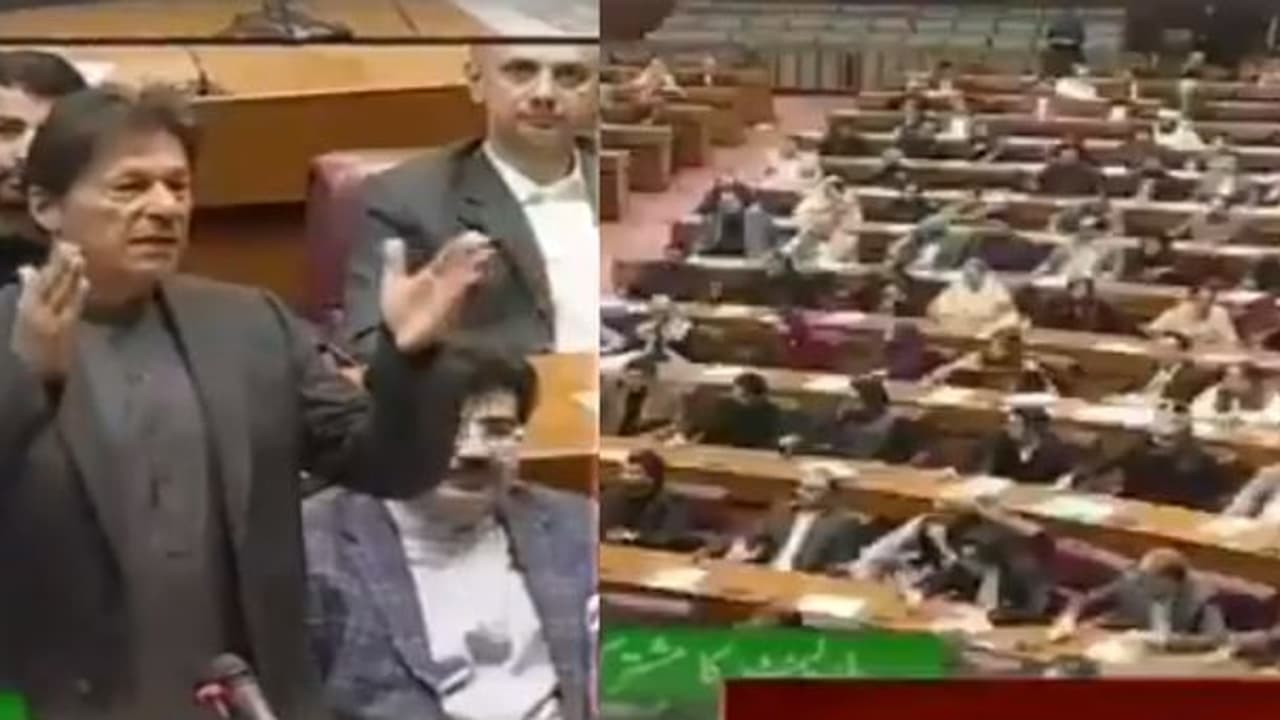 இம்ரான் கானின் வரலாற்று சிறப்புமிக்க பேச்சு... கரகோஷத்தால் அதிர்ந்த பாகிஸ்தான் பார்லிமெண்ட்!! இம்ரான் கானின் வரலாற்று சிறப்புமிக்க பேச்சு... கரகோஷத்தால் அதிர்ந்த பாகிஸ்தான் பார்லிமெண்ட்!!