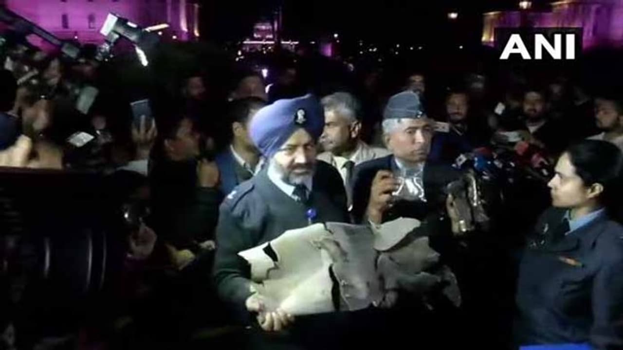 పాక్వన్నీ అబద్ధాలే..ఇవిగో సాక్ష్యాధారాలు: త్రివిధ దళాధిపతులు పాక్వన్నీ అబద్ధాలే..ఇవిగో సాక్ష్యాధారాలు: త్రివిధ దళాధిపతులు