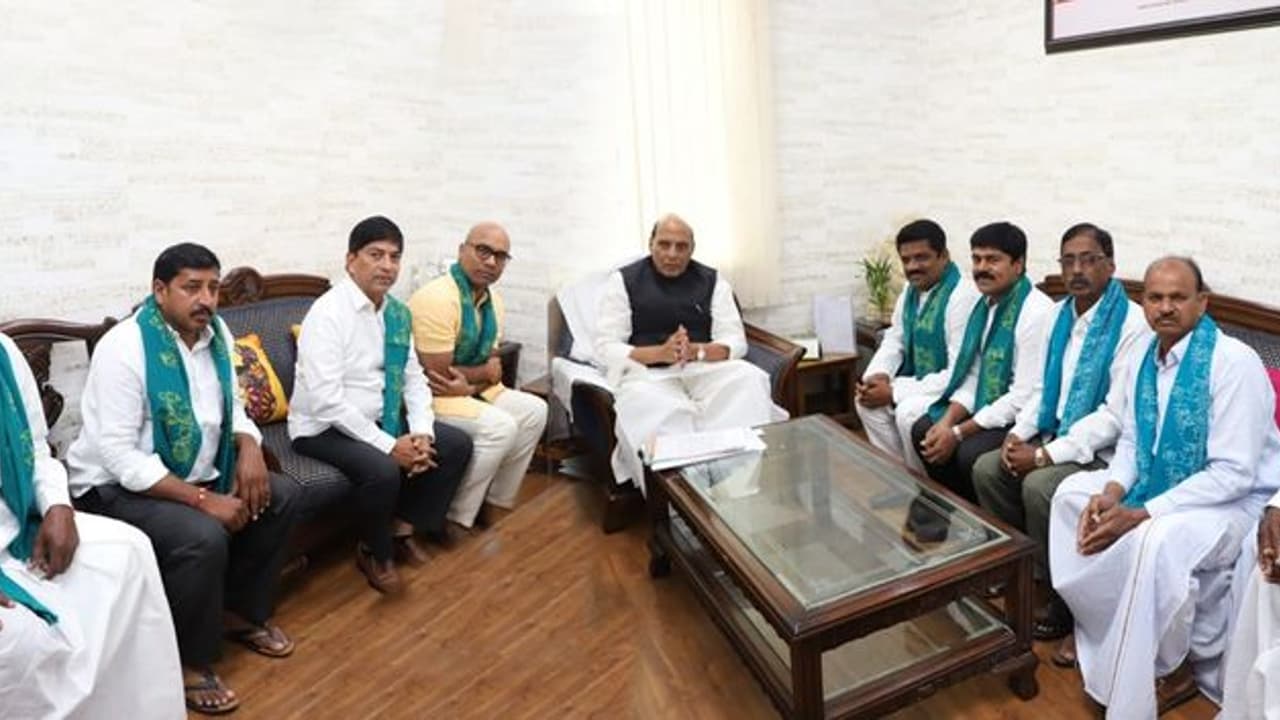 పసుపు రైతులకు బోనస్ ఇవ్వాలి: కేంద్రానికి ధర్మపురి అర్వింద్ బృందం విన్నపం పసుపు రైతులకు బోనస్ ఇవ్వాలి: కేంద్రానికి ధర్మపురి అర్వింద్ బృందం విన్నపం