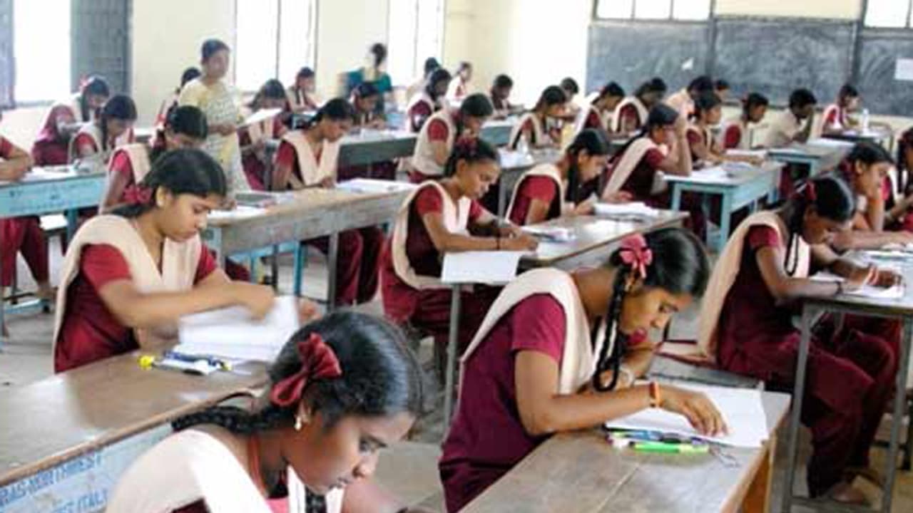 സെപ്റ്റംബർ രണ്ടാം തീയതിയിലെ ഓണപ്പരീക്ഷ മാറ്റിവച്ചു സെപ്റ്റംബർ രണ്ടാം തീയതിയിലെ ഓണപ്പരീക്ഷ മാറ്റിവച്ചു