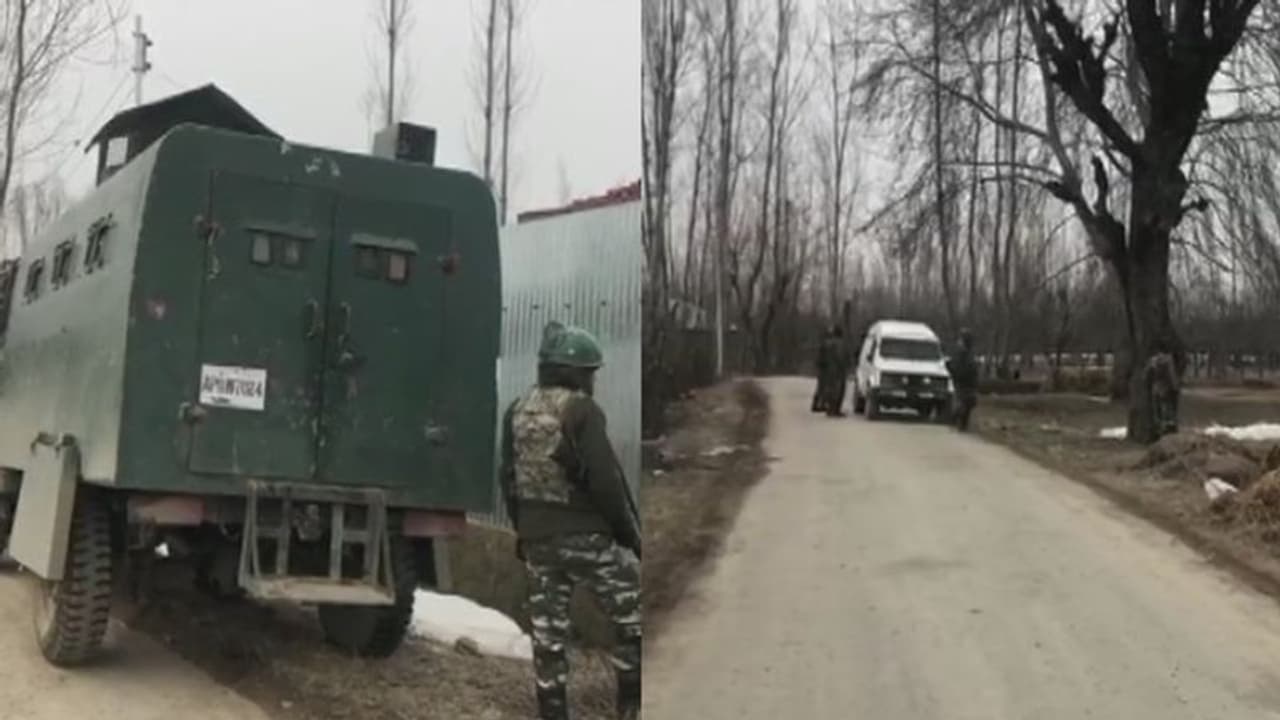 കശ്മീരിൽ ഭീകരരും സൈന്യവുമായുള്ള ഏറ്റുമുട്ടൽ അവസാനിച്ചു; ഭീകരർക്കായി തെരച്ചിൽ തുടരുന്നു കശ്മീരിൽ ഭീകരരും സൈന്യവുമായുള്ള ഏറ്റുമുട്ടൽ അവസാനിച്ചു; ഭീകരർക്കായി തെരച്ചിൽ തുടരുന്നു