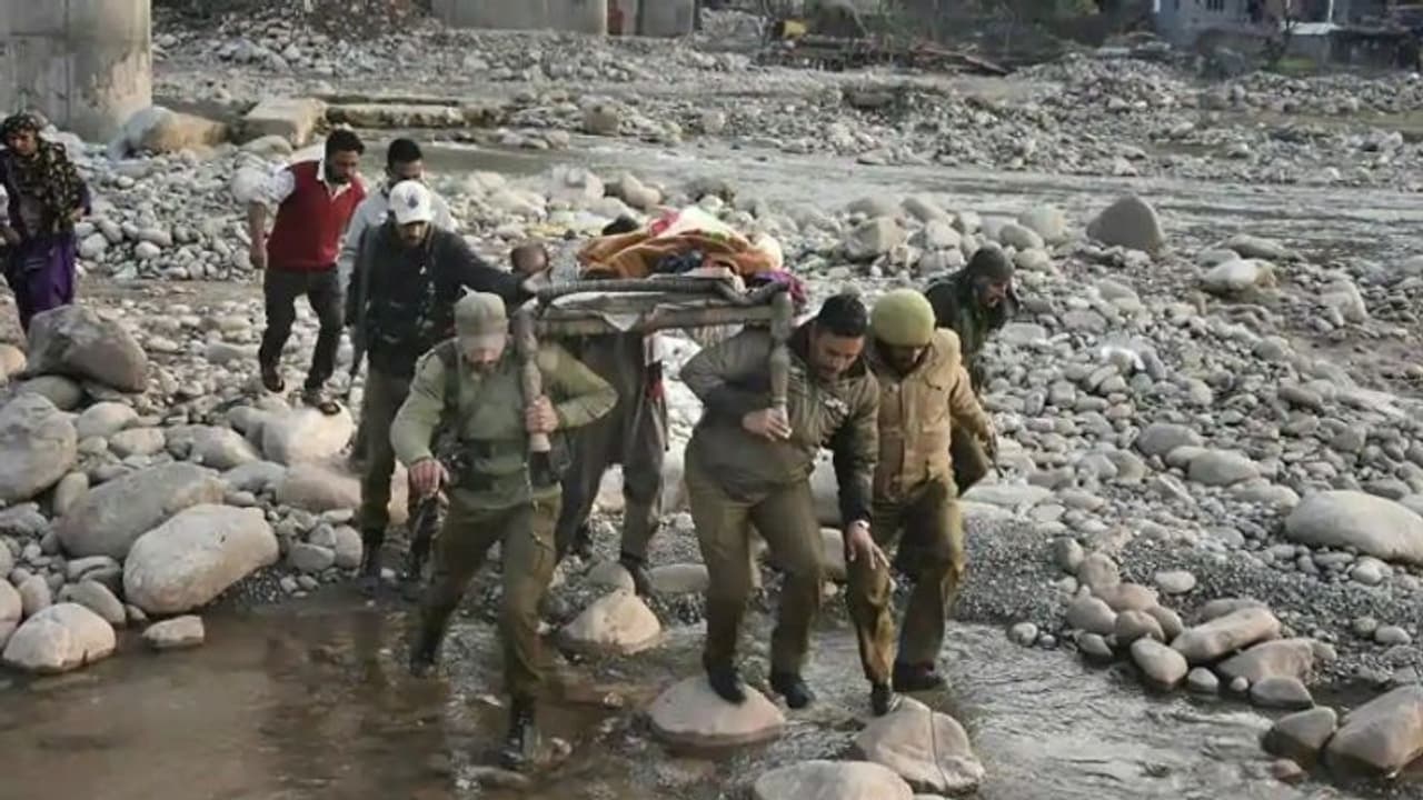 പൂഞ്ചില് പാക് ഷെല്ലാക്രമണം: ഗ്രാമവാസിയായ യുവതി കൊല്ലപ്പെട്ടു, ഒരു സൈനികന് പരിക്ക് പൂഞ്ചില് പാക് ഷെല്ലാക്രമണം: ഗ്രാമവാസിയായ യുവതി കൊല്ലപ്പെട്ടു, ഒരു സൈനികന് പരിക്ക്