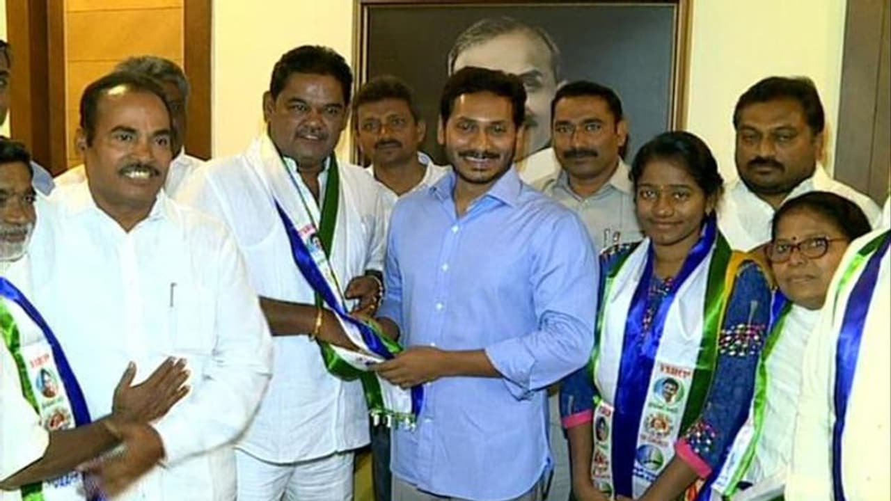 చంద్రబాబు ఇలాకలో టీడీపీకి షాక్.. వైసీపీలోకి భారీ వలసలు చంద్రబాబు ఇలాకలో టీడీపీకి షాక్.. వైసీపీలోకి భారీ వలసలు