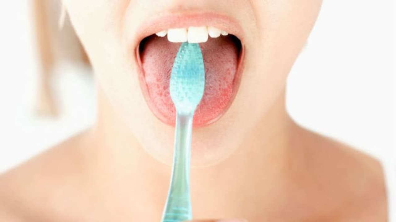 പല്ല് തേക്കുന്നത് പോലെ പതിവായി നാവും വൃത്തിയാക്കേണ്ടതുണ്ടോ?