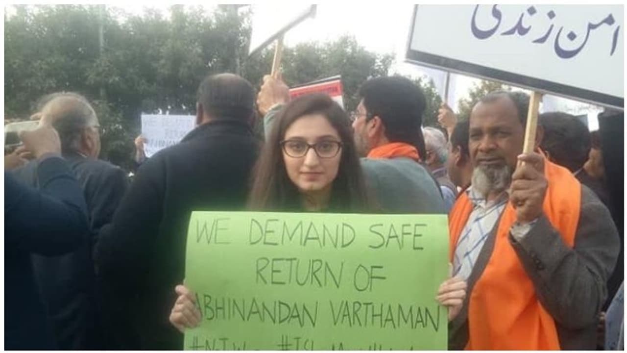 அபிநந்தனை விடுதலை செய்யக்கோரி பாகிஸ்தானிலும் ஓங்கி ஒலித்த முழக்கங்கள்... அபிநந்தனை விடுதலை செய்யக்கோரி பாகிஸ்தானிலும் ஓங்கி ஒலித்த முழக்கங்கள்...