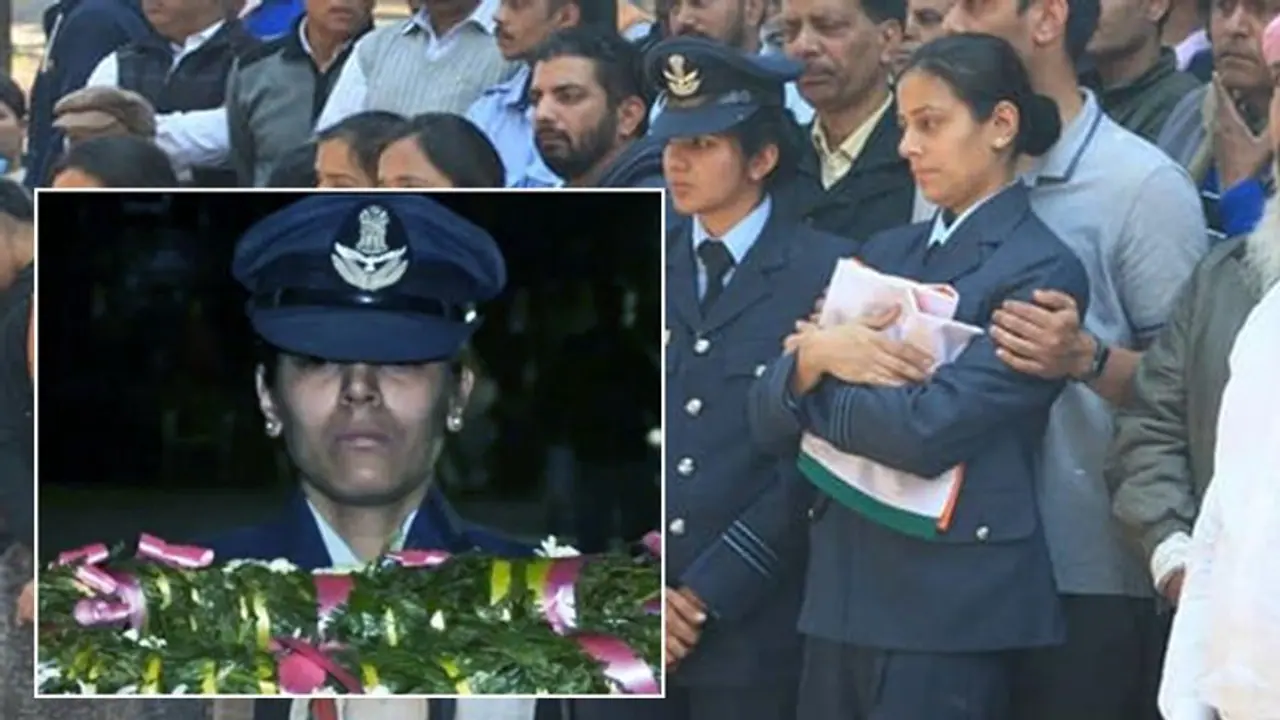यूनिफॉर्म में सैल्यूट कर पत्नी ने दी स्क्वाड्रन लीडर सिद्धार्थ वशिष्ठ को अंतिम विदाई