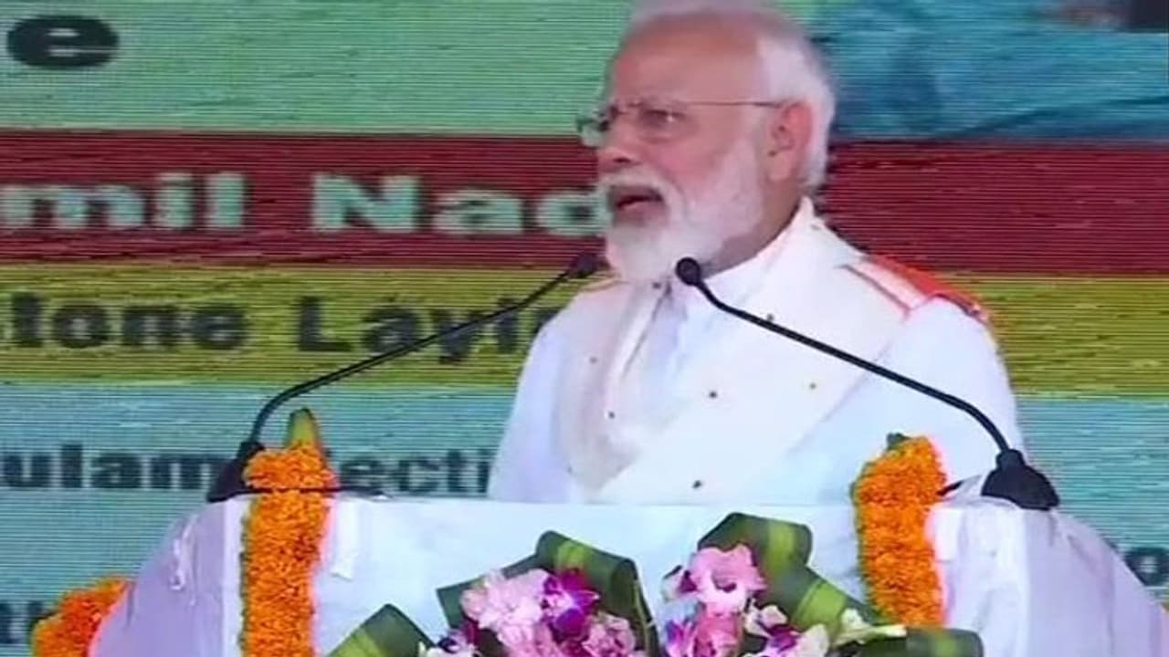 ప్రపంచమంతా భారత్ వెంట, మీవి పాక్ కు అనుకూలమైన మాటలు: బాబుపై మోదీ ఫైర్ ప్రపంచమంతా భారత్ వెంట, మీవి పాక్ కు అనుకూలమైన మాటలు: బాబుపై మోదీ ఫైర్