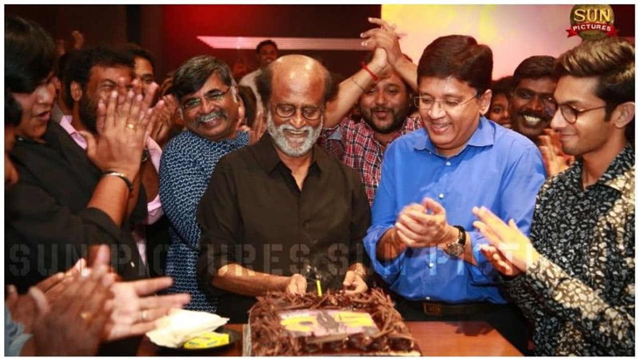 'பேட்ட' 50வது நாள் வெற்றி விழா! கேக் வெட்டி கொண்டாடிய ரஜினிகாந்த்! கைதட்டி ரசித்த கலாநிதிமாறன்! 'பேட்ட' 50வது நாள் வெற்றி விழா! கேக் வெட்டி கொண்டாடிய ரஜினிகாந்த்! கைதட்டி ரசித்த கலாநிதிமாறன்!