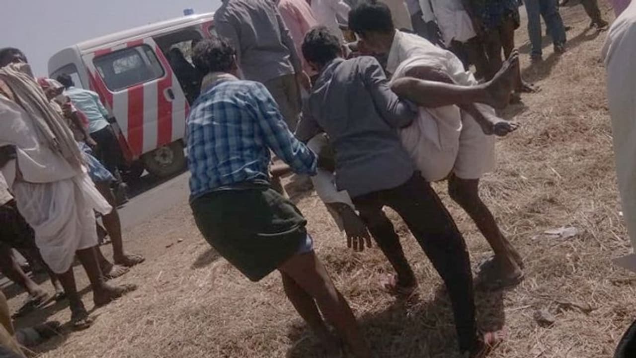 ಕೊಪ್ಪಳ: ಟ್ರ್ಯಾಕ್ಟರ್ ಪಲ್ಟಿ, ನಾಲ್ವರು ಕೂಲಿ ಕಾರ್ಮಿಕರು ಸಾವು, 15 ಮಂದಿಗೆ ಗಾಯ ಕೊಪ್ಪಳ: ಟ್ರ್ಯಾಕ್ಟರ್ ಪಲ್ಟಿ, ನಾಲ್ವರು ಕೂಲಿ ಕಾರ್ಮಿಕರು ಸಾವು, 15 ಮಂದಿಗೆ ಗಾಯ