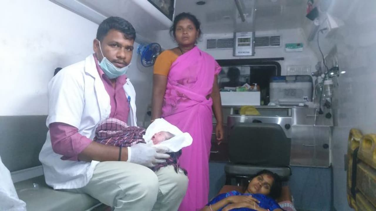ಆ್ಯಂಬುಲೆನ್ಸ್‌ನಲ್ಲೇ ಹೆರಿಗೆ; ತಾಯಿ, ಮಗು ಆರೋಗ್ಯ