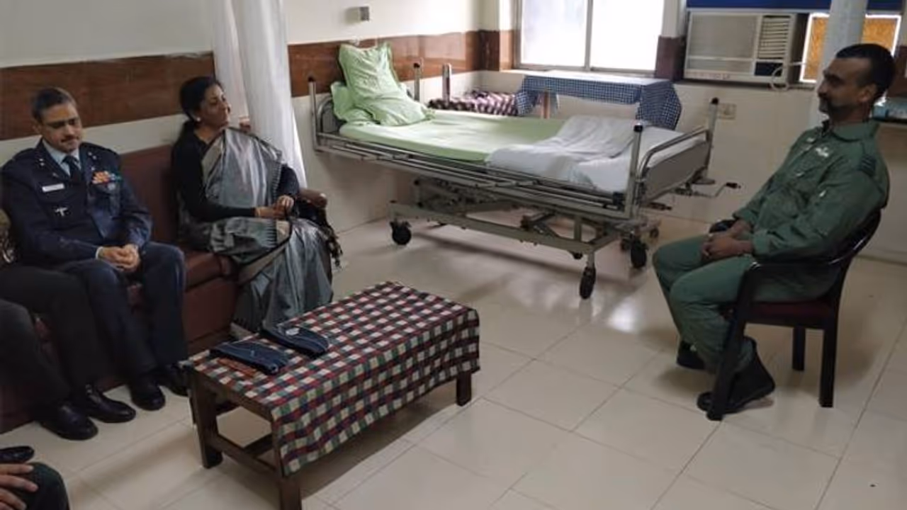 ಅಭಿನಂದನ್ ಭೇಟಿಯಾದ ರಕ್ಷಣಾ ಸಚಿವೆ: ದೇಶವಾಸಿಯ ಉಸಿರಲ್ಲಿ ನೀ ಇರುವೆ! ಅಭಿನಂದನ್ ಭೇಟಿಯಾದ ರಕ್ಷಣಾ ಸಚಿವೆ: ದೇಶವಾಸಿಯ ಉಸಿರಲ್ಲಿ ನೀ ಇರುವೆ!