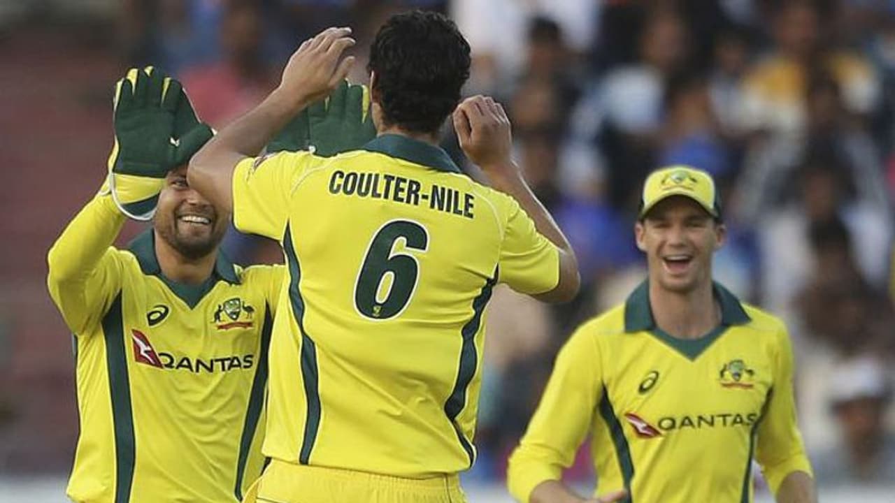 ഹൈദരാബാദ് ഏകദിനം: ഓസീസ് തിരിച്ചടിക്കുന്നു; ഇന്ത്യക്ക് മൂന്ന് വിക്കറ്റ് നഷ്ടം ഹൈദരാബാദ് ഏകദിനം: ഓസീസ് തിരിച്ചടിക്കുന്നു; ഇന്ത്യക്ക് മൂന്ന് വിക്കറ്റ് നഷ്ടം