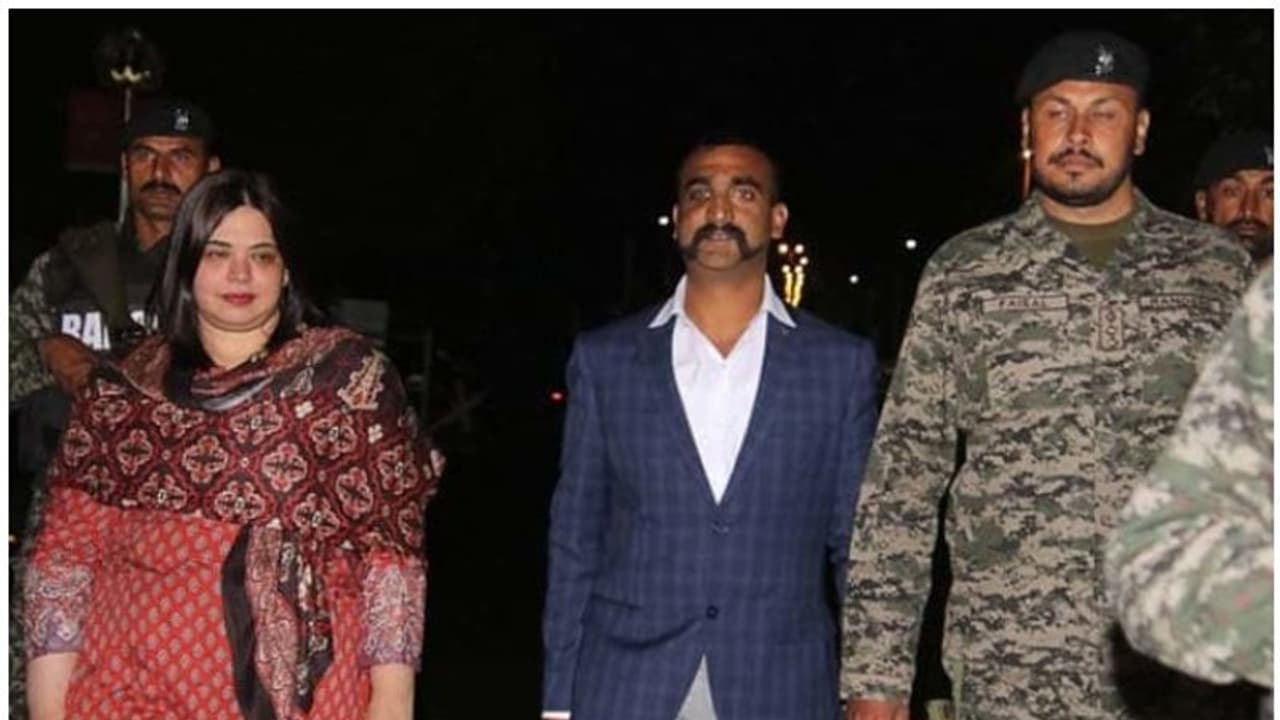 అభినందన్ అప్పగింత: ఆ మహిళ ఎవరో తెలుసా... అభినందన్ అప్పగింత: ఆ మహిళ ఎవరో తెలుసా...