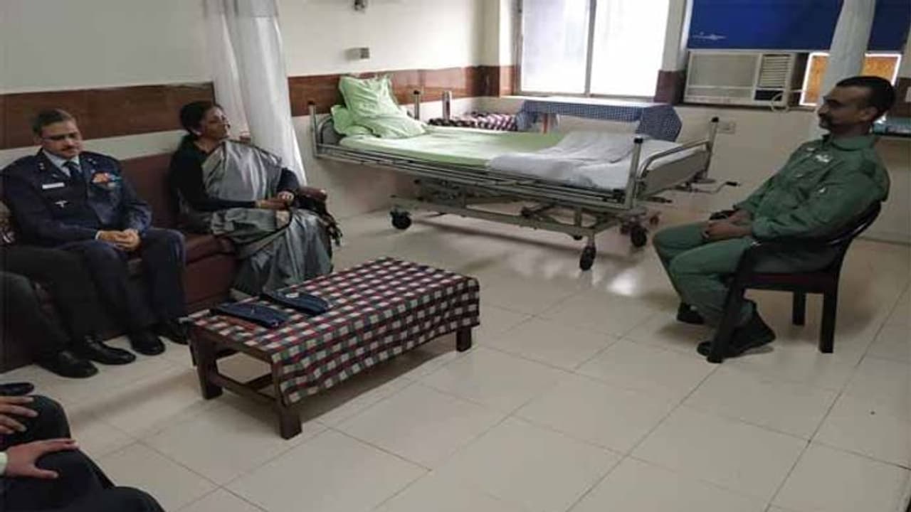 శారీరకంగా హింసించకపోయినా మానసికంగా వేధించారు: రక్షణమంత్రితో అభినందన్ శారీరకంగా హింసించకపోయినా మానసికంగా వేధించారు: రక్షణమంత్రితో అభినందన్