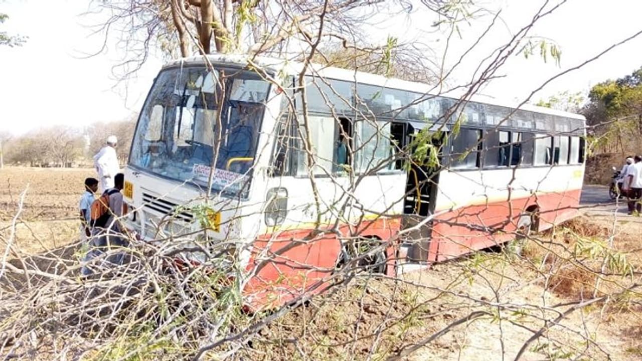 ಸ್ಟೇರಿಂಗ್ ರಾಡ್ ತುಂಡಾದರೂ 40 ಮಂದಿ ಪ್ರಾಣ ಉಳಿಸಿದ ಡ್ರೈವರ್! ಸ್ಟೇರಿಂಗ್ ರಾಡ್ ತುಂಡಾದರೂ 40 ಮಂದಿ ಪ್ರಾಣ ಉಳಿಸಿದ ಡ್ರೈವರ್!