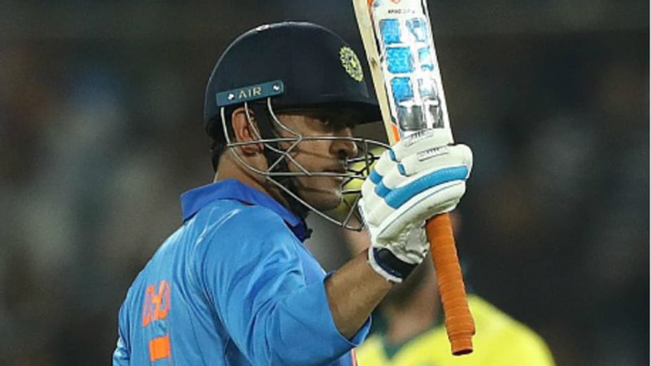 ജന്മനാടിന്റെ സ്നേഹം ഏറ്റുവാങ്ങി ധോണി; റാഞ്ചിയില് ഗംഭീര സ്വീകരണം വീഡിയോ ജന്മനാടിന്റെ സ്നേഹം ഏറ്റുവാങ്ങി ധോണി; റാഞ്ചിയില് ഗംഭീര സ്വീകരണം വീഡിയോ