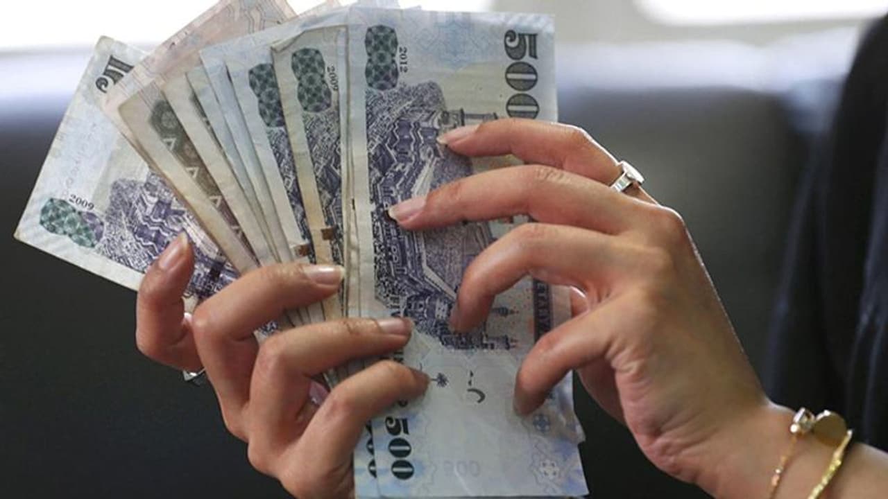 ബാഗില് 13 ലക്ഷം റിയാല് കടത്താന് ശ്രമിച്ചു; യുവതി ഉള്പ്പെടെ മൂന്ന് പ്രവാസികള് വിമാനത്താവളത്തില് പിടിയില് ബാഗില് 13 ലക്ഷം റിയാല് കടത്താന് ശ്രമിച്ചു; യുവതി ഉള്പ്പെടെ മൂന്ന് പ്രവാസികള് വിമാനത്താവളത്തില് പിടിയില്