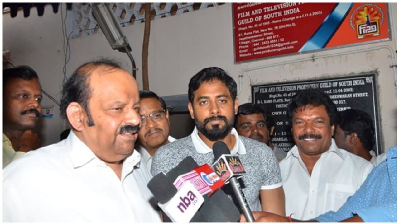 கோர்ட் வளாகத்தில் நீதிபதி முன்னிலையில் அடிதடியில் இறங்கிய தயாரிப்பாளர்கள்... கோர்ட் வளாகத்தில் நீதிபதி முன்னிலையில் அடிதடியில் இறங்கிய தயாரிப்பாளர்கள்...