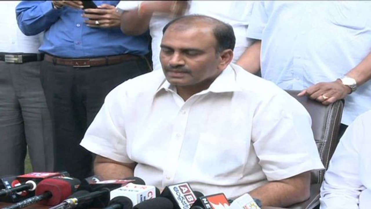 నా మనసులో వైఎస్ఆర్, నా మనవడిపేరు రాజశేఖర్ రెడ్డి: రఘురామకృష్ణంరాజు నా మనసులో వైఎస్ఆర్, నా మనవడిపేరు రాజశేఖర్ రెడ్డి: రఘురామకృష్ణంరాజు