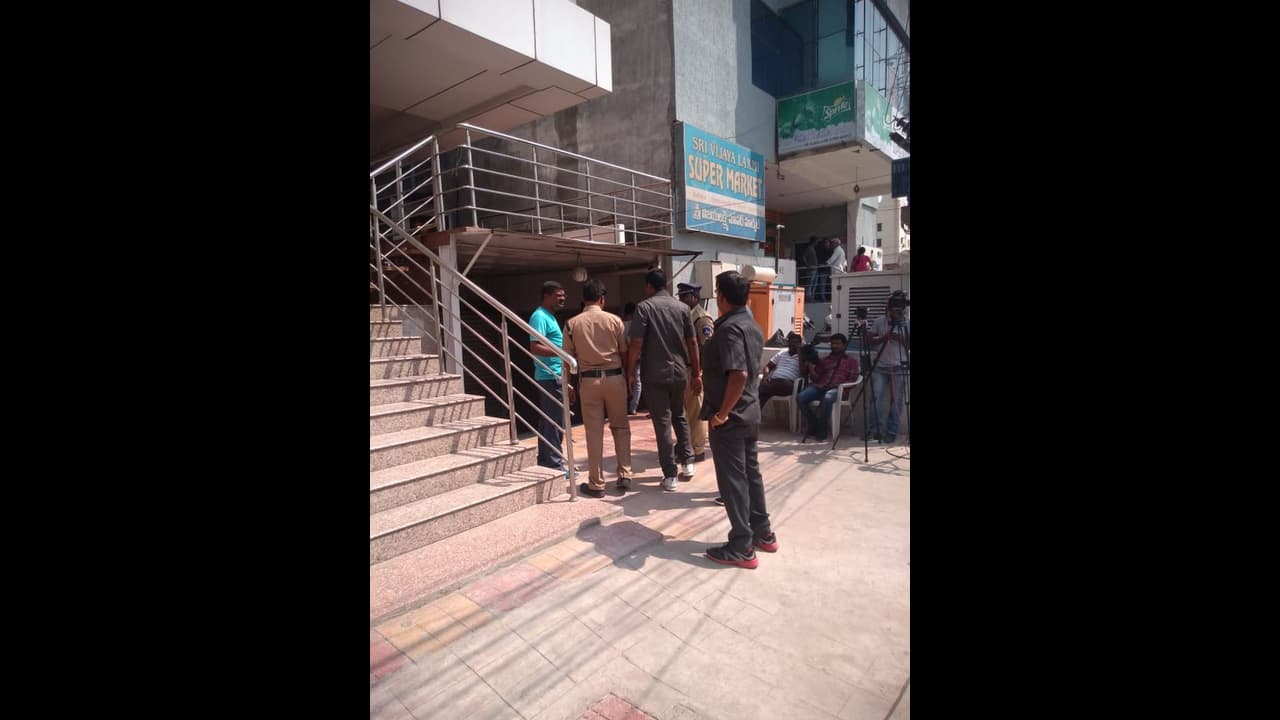 డేటా చోరీపై ట్విస్ట్: భాస్కర్ కోసం హైద్రాబాద్కు ఏపీ పోలీసులు డేటా చోరీపై ట్విస్ట్: భాస్కర్ కోసం హైద్రాబాద్కు ఏపీ పోలీసులు